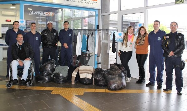 cabide-solidario-guarda-municipal-e-guarda-mirim-entram-na-campanha-contra-o-frio