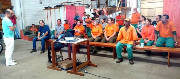 colaboradores-assistem-palestra-do-maio-vermelho