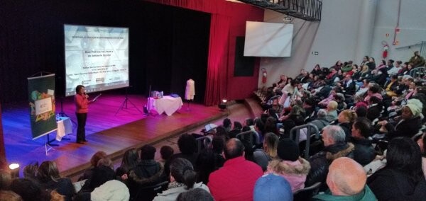 palestra-e-realizada-para-equipes-de-limpeza-das-escolas-municipais