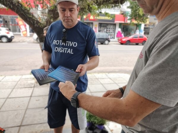 monitores-entregam-flyers-com-avisos-do-periodo-de-implantacao-do-rotativo-digital-no-centro