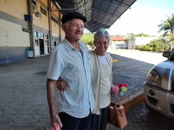 casal-marca-novo-encontro-na-rodoviaria-apos-ter-passado-por-periodo-de-50-anos-sem-contato